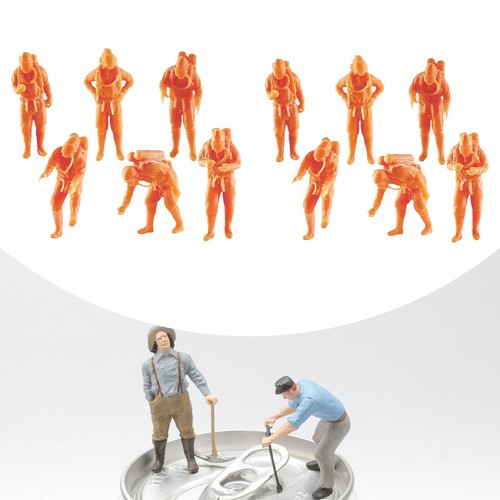 Miniature model figures - 6x,