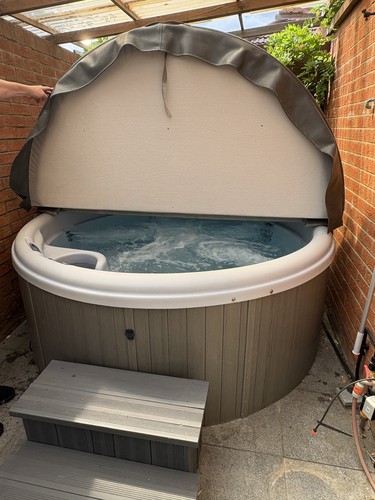 Nordic balboa round hot tub - round,