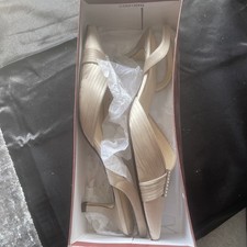 Ladies Cream kitten heels+