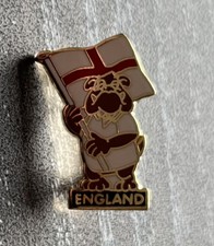 ENGLAND PIN BADGE ST.GEORGE FLAG & BULLDOG DESIGN CUT-OUT DETAIL .
