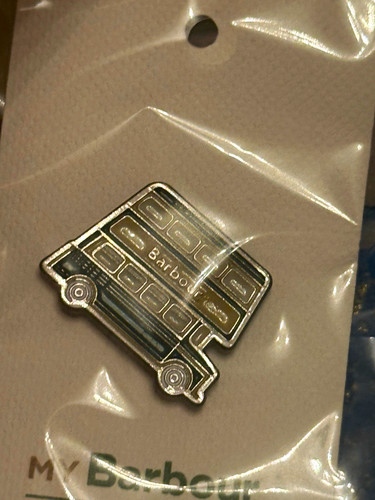 Barbour 520 bus enamel pin - 520,