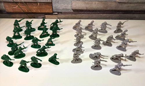 Mixed lot plastic toy soldiers - toy,