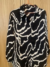 Women's Long Sleeve QED LONDON Long Sleeve Top. Size 18. Black With White Design