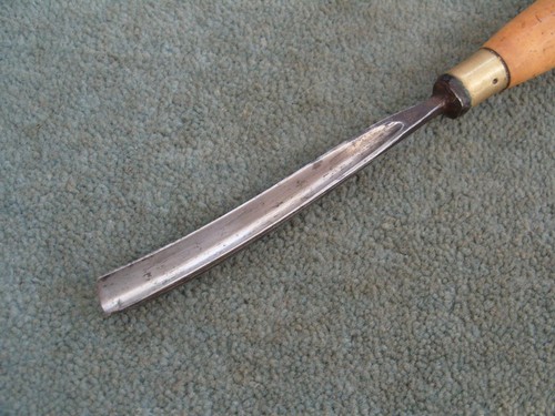 Curved carving gouge - carving,