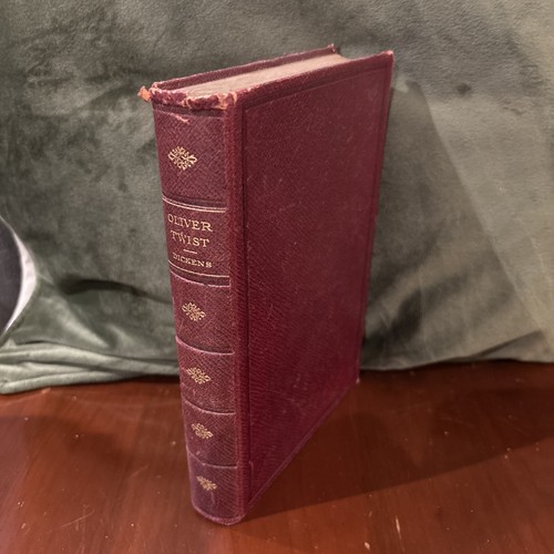 Charles dickens oliver twist - -,