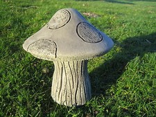 Mushroom Stone Garden Ornament (Toadstool Medium)