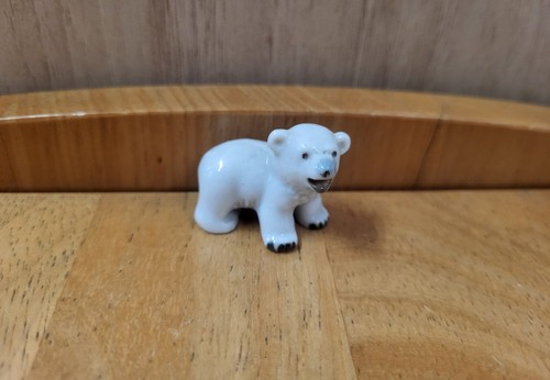 Wade whimises polar - wade, bear