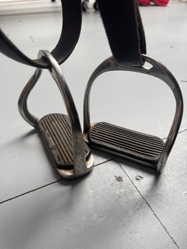 Metal stirrup irons and brown - stirrup,
