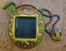 Tamagotchi Connection Familitchi V5 | Green | w/ Hearts | Working Condition