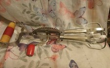 Vintage SkyLine Egg Beater Hand Whisk Kitchenalia Collectable Kitchen Tool. 64d*