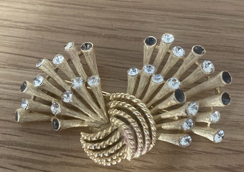 Trifari gold tone brooch - tone,