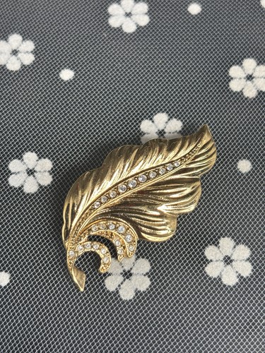 Vintage gold tone leaf brooch - tone,