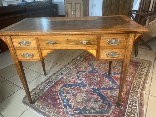 Very pretty rosewood - pretty,