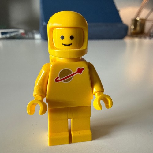 Lego spaceman yellow genuine - spaceman,