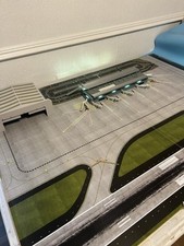Gemini Jets 1/400 Scale Airport With Boarded Airport Mat And Hanger