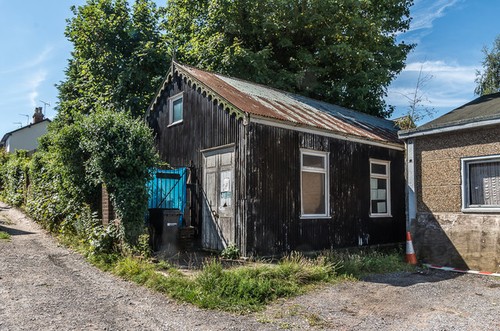 Photo 12x8 tin hut - tin,