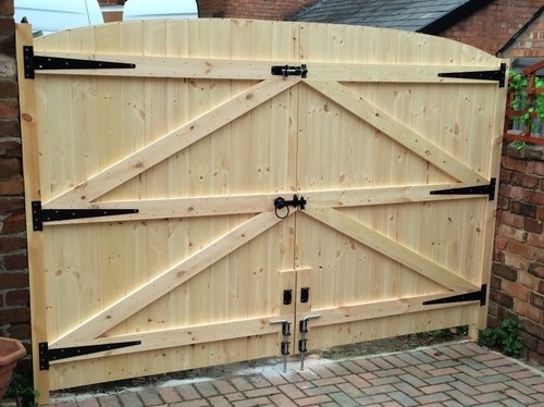 Wooden driveway gates 5ft - 5ft, 6"