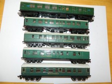 RAKE OF 5 VINTAGE TRI-ANG AND HORNBY OO GAUGE SR SOUTHERN RAIL COACHES