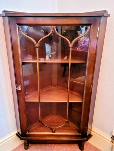 Corner display cabinet with - display,