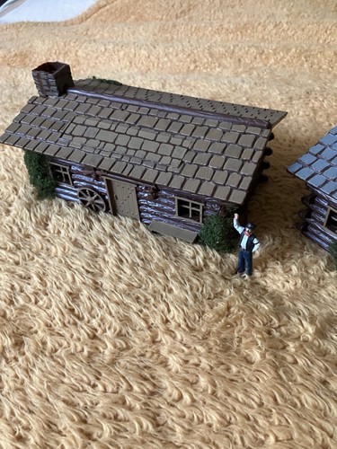 Log cabins pair scale - 0,