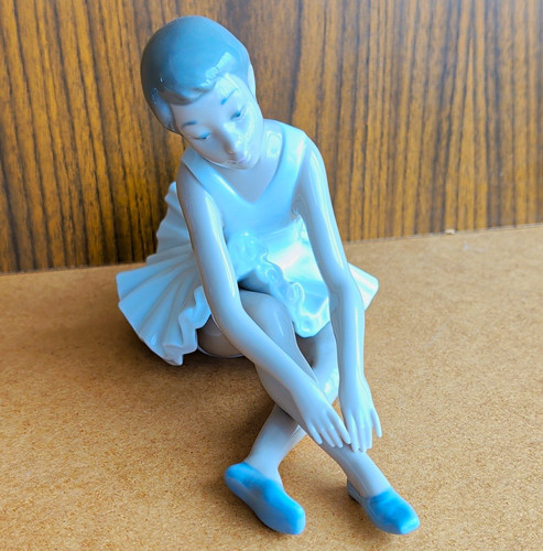 Nao seated ballerina ballet - nao,