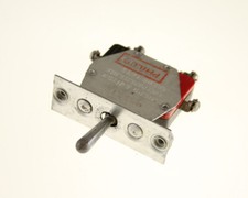 LOT OF TWO 1AT6 MICRO SWITCH