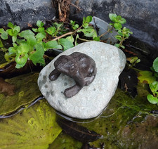 Heavy Duty Cast Iron Frog On Stone Garden Ornament NEW