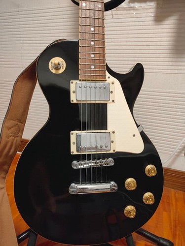 Les paul type electric guitar - les,
