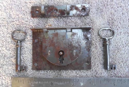 Vtg lock with keys trunk - with,