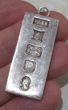 A STERLING SILVER (.925) INGOT / PENDANT, 32.3 GRAMS. BIRMINGHAM 1977 HALLMARK.