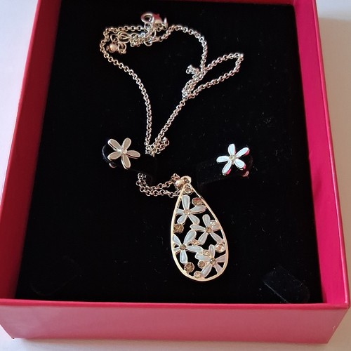 Buckingham flower pendant - buckingham,