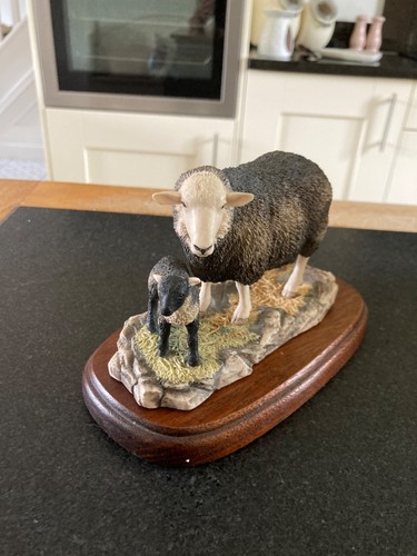 Border fine arts - , ewe