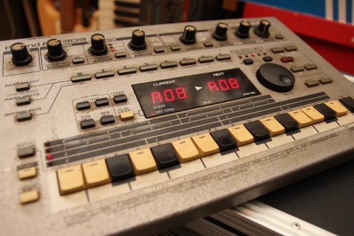 Roland 303 groovebox - mc-303,