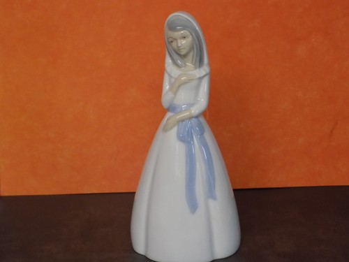 Porcelain figurines ladies - figurines, of