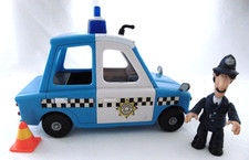 POSTMAN PAT - PC SELBY FIGURE WITH TALKING / MUSICAL POLICE PANDA CAR AND CONE