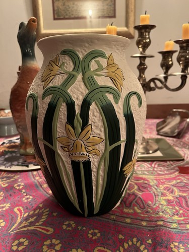 Earthenware daffodil case - , 10