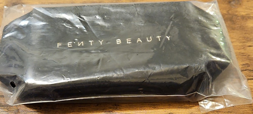 Fenty beauty black plastic - black,