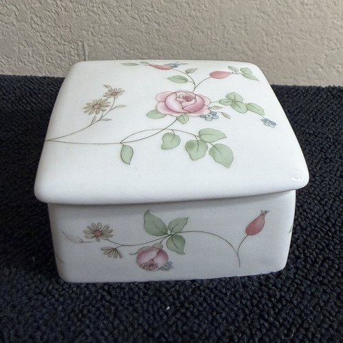 Wedgwood rosehip bone china - rosehip,