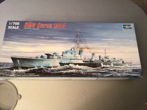 Trumpeter 700 hms - 1/700,