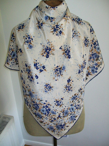 Beautiful vintage silk scarf - beautiful,