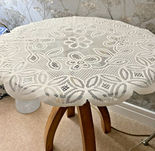 VINTAGE PALE CREAM POLYESTER LACE SMALL ROUND TABLECLOTH/DOILY ~ 23" DIAMETER ~