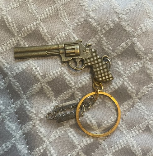 Revolver pistol gold keyring - gold,
