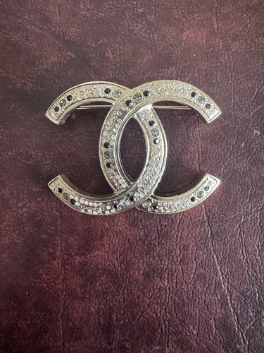 Authentic chanel brooch - chanel, cc