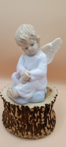 Little seating angel porcelain - little,