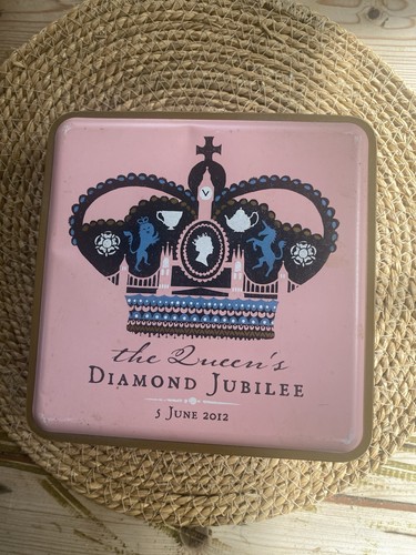 Queen elizabeth ii diamond - m&s,