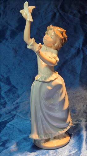 Nao lladro porcelain - by,