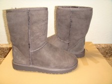 UGG CLASSIC SHORT CHOCOLATE