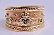 STUNNING IRISH 10ct GOLD EMERALD CLADDAGH RING BAND Size O - 6.6grams