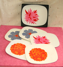VINTAGE WORCESTER WARE SIX PLACE / TABLE MATS, METAL & CORK, RETRO LARGE FLOWERS