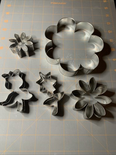 Vintage cookie cutter - vintage, flower